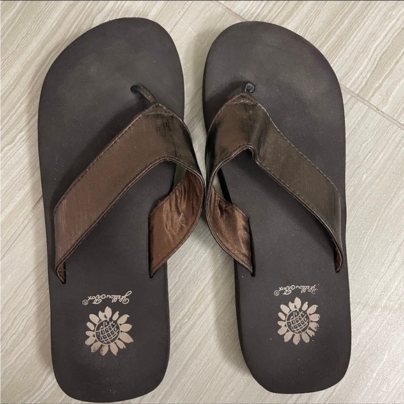 5/$25 ☀️Yellow Box Women’s Flip-Flops with Copper Straps – Size 6.5☀️ - Picture 2 of 5